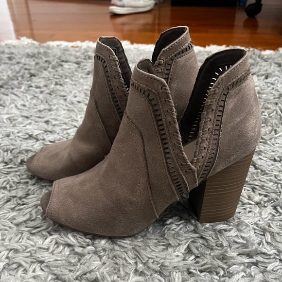 Fergilicious taupe open toe cut out ankle booties size 7 - Picture 2 of 10